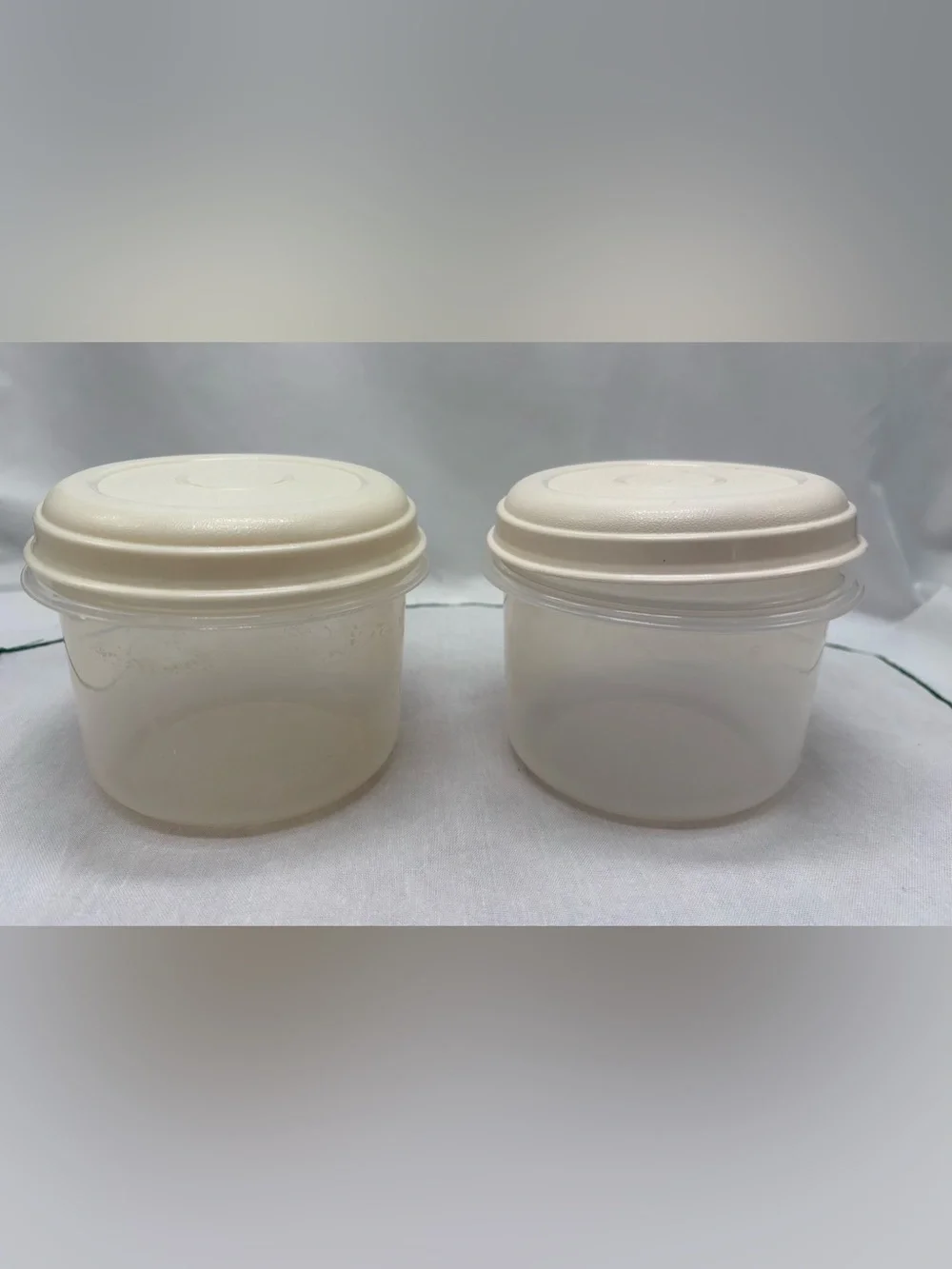 2 Vintage Rubbermaid #7 0020 Servin Saver 3 Cup Storage Containers & Almond Lids